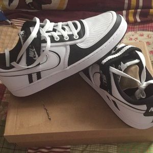New in box nike vandal low